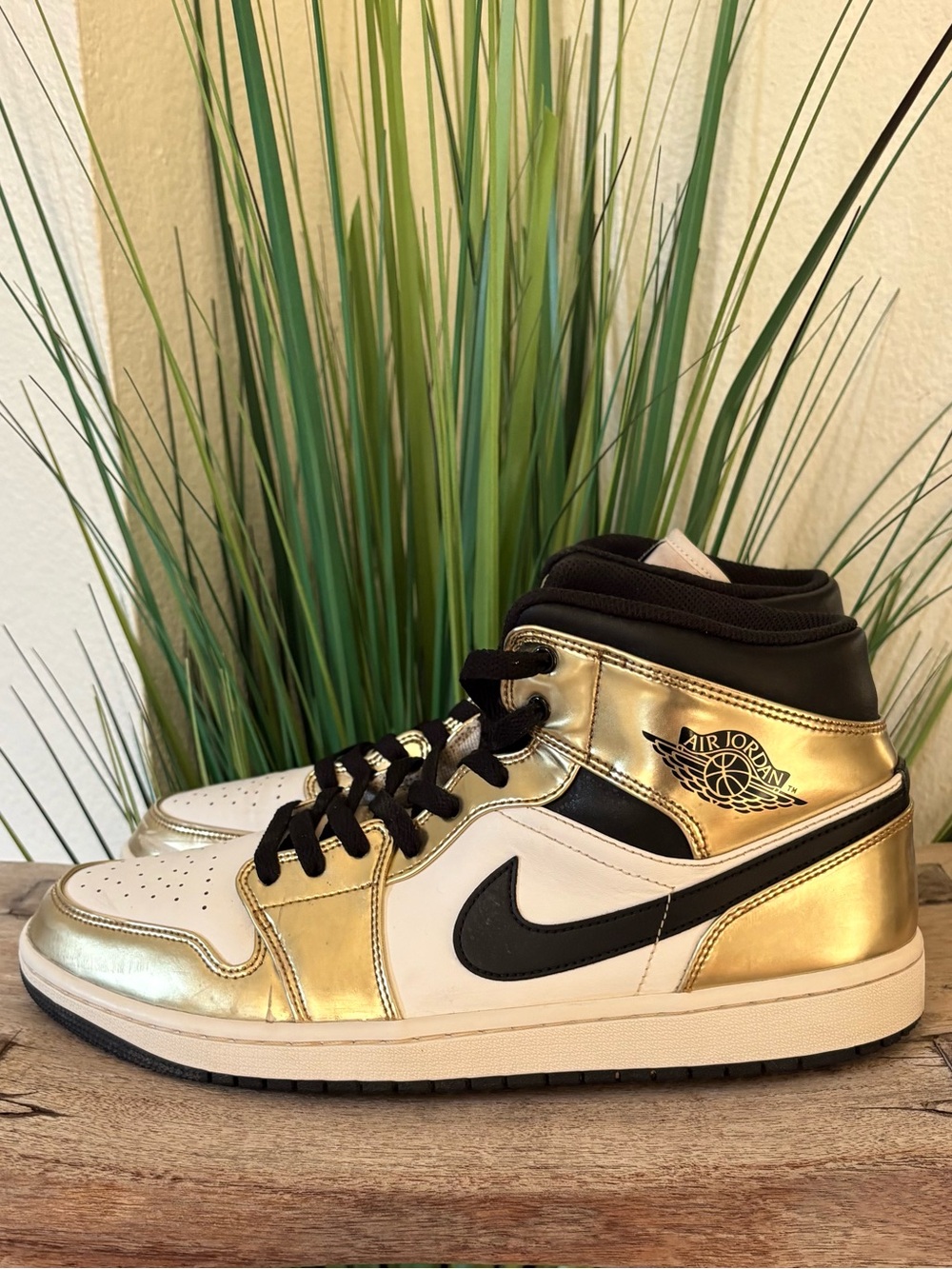 Air Jordan 1 Mid SE Retro Metallic Gold Sneakers